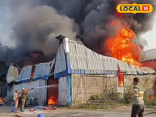 দাউ দাউ করে জ্বলছে মধ্যমগ্রামের রঙের গোডাউন