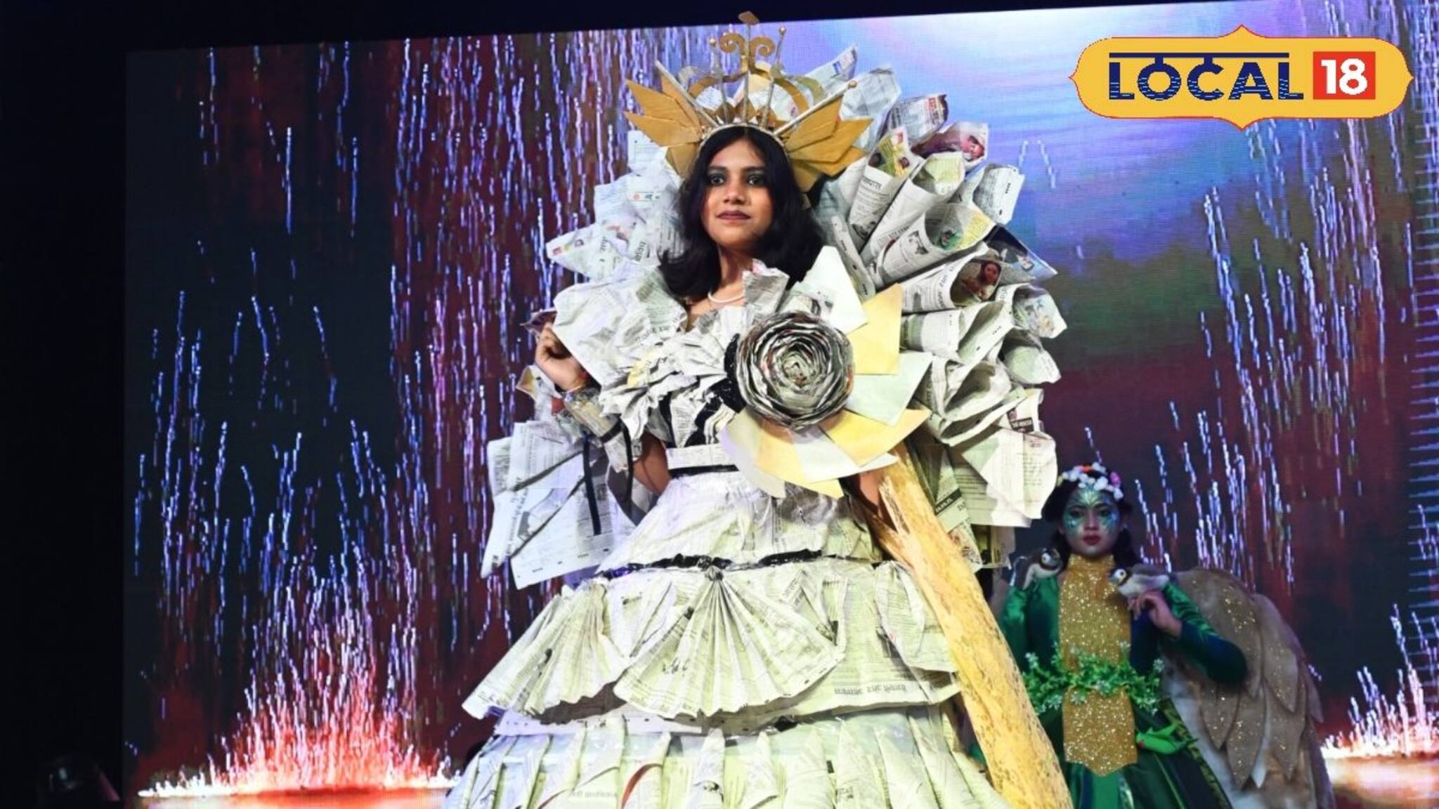 কাগজের টুকরো জুড়ে আধুনিক পোশাক! স্কুলের ফ্যাশন শোয়ে নবম শ্রেণির ছাত্রীর 'জলবা'