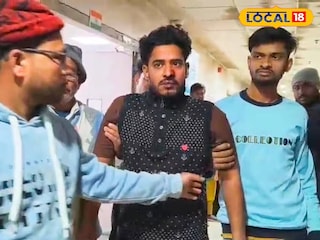 আহত এক যুবক আহত এক যুবক