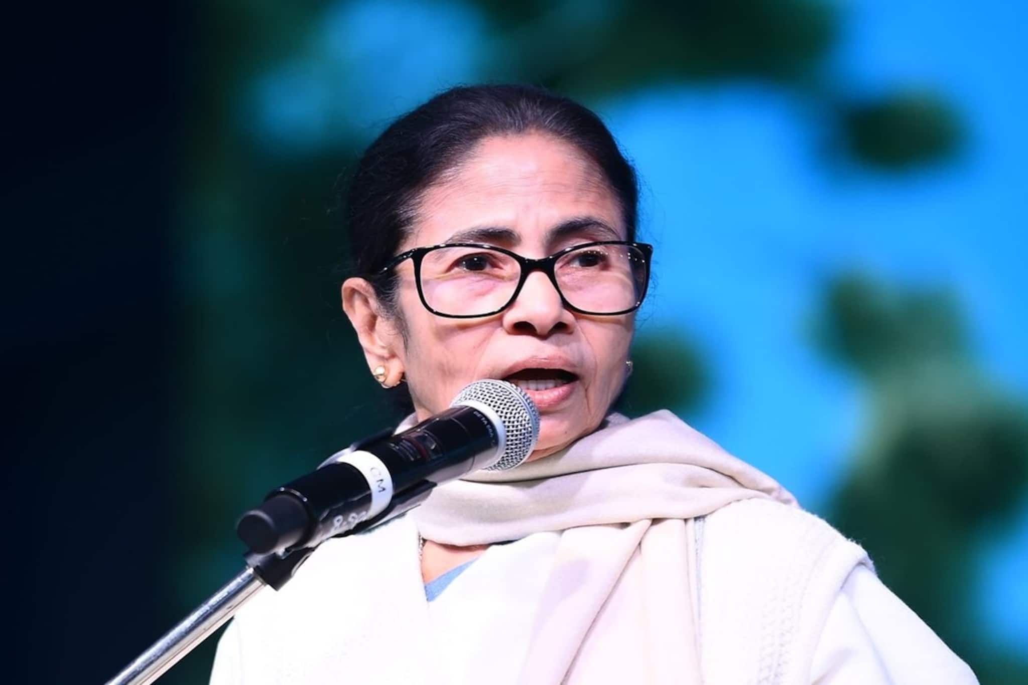 SIR আবহে আজ দিল্লি যাচ্ছেন মমতা বন্দ্যোপাধ্যায়, রাজধানীতে বড়সড় আন্দোলনের প্রস্তুতি SIR আবহে আজ দিল্লি যাচ্ছেন মমতা বন্দ্যোপাধ্যায়, রাজধানীতে বড়সড় আন্দোলনের প্রস্তুতি