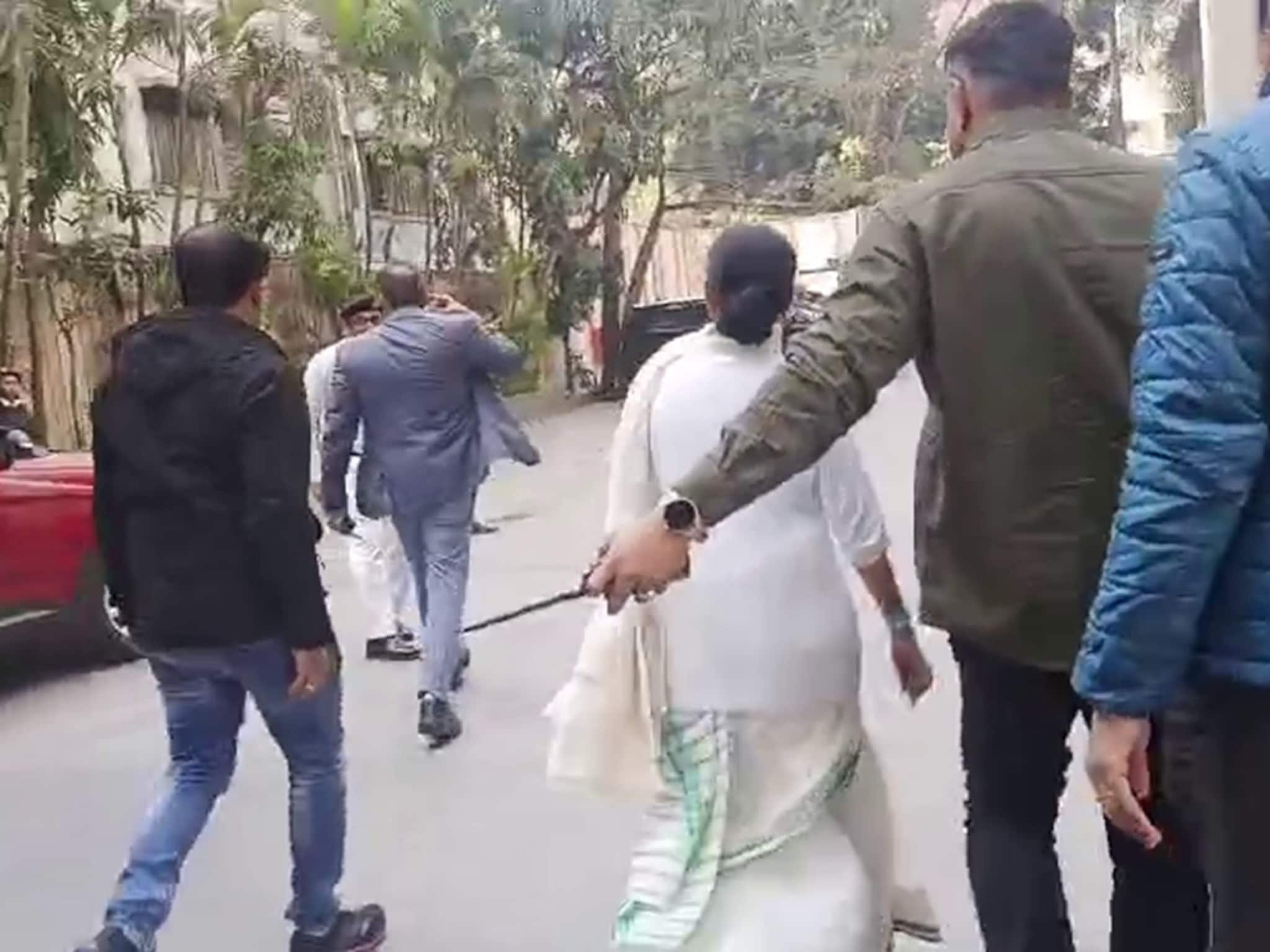 আইপ্যাকের কর্ণধারের বাড়িতে ইডি-র হানা ! লাউডন স্ট্রিটের বাড়িতে গেলেন স্বয়ং মুখ্যমন্ত্রী