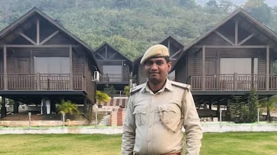 উচ্চ বেতন এবং বিলাসবহুল অফিস না কি জীবনের এক ভিন্ন এবং গভীর উদ্দেশ্য? প্রশ্নের উত্তর ঝাড়খণ্ডের দুমকার একটি ছোট গ্রাম থেকে শুরু হয়, কলকাতার ব্যস্ত প্রযুক্তি করিডোর হয়ে তা প্রকৃতির উপত্যকায় ফিরে আসে, যেখানে প্রকৃত শান্তি বাস করে। যখন মণীশ কুমারকে দেশের শীর্ষস্থানীয় আইটি কোম্পানি টিসিএস নির্বাচন করেছিল, তখন তাঁর পরিবার এবং গ্রামে উৎসবের পরিবেশ ছিল। ঝাড়খণ্ডের দুমকার মতো প্রত্যন্ত অঞ্চল থেকে একটি বিখ্যাত প্রযুক্তি কোম্পানিতে আসা কোনও বড় অর্জনের চেয়ে কম ছিল না। মণীশও কলকাতায় পৌঁছে ব্যস্ত অফিস জীবন শুরু করেছিলেন। কিন্তু এই গ্ল্যামারের আড়ালে এক অভাব তাঁকে গভীরভাবে গ্রাস করছিল। মণীশ বলেন যে মাত্র এক মাসের মধ্যেই তিনি বুঝতে পেরেছিলেন যে ঘণ্টার পর ঘণ্টা কম্পিউটার স্ক্রিনের সামনে বসে থাকা, কোডিং করা বা ডেটা পরিচালনা করা তাঁর কাজ নয়। তিনি ছোটবেলায় তাঁর গ্রামের বনে যে মানসিক শান্তি পেয়েছিলেন, তার তিনি অভাব বোধ করছেন। 