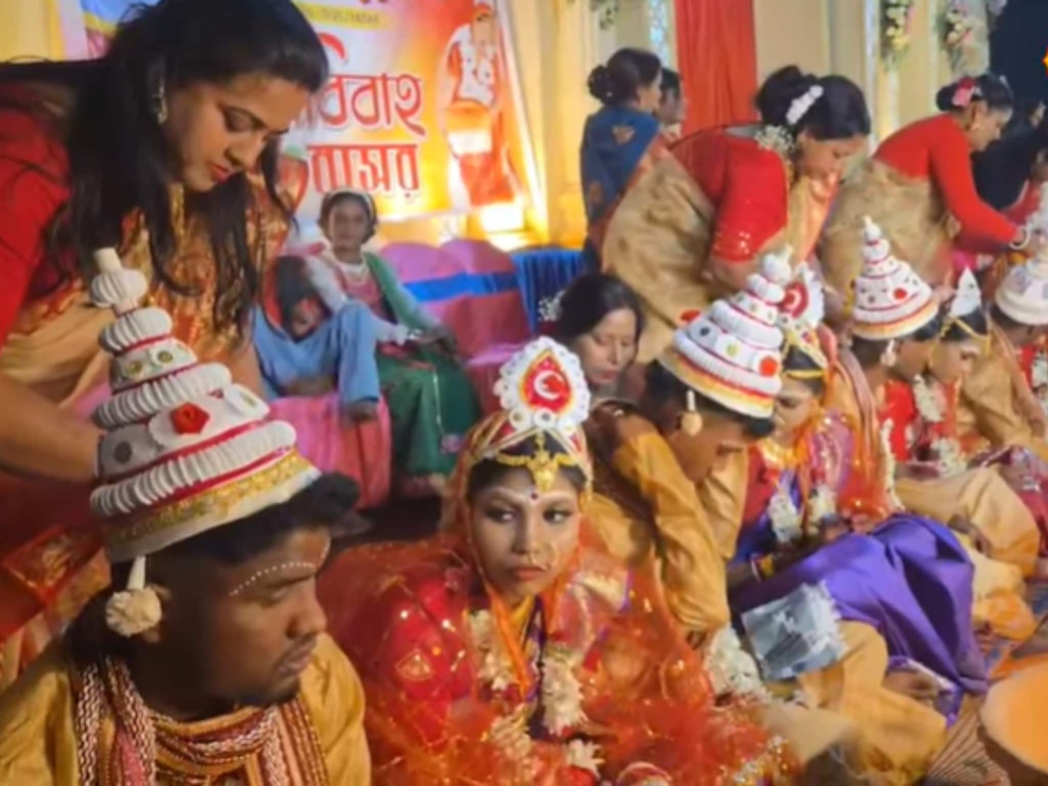 একসঙ্গে বিয়ে হল ১২ জোড়া পাত্র-পাত্রীর, ব্যান্ড বাজিয়ে জমজমাটি অনুষ্ঠান একসঙ্গে বিয়ে হল ১২ জোড়া পাত্র-পাত্রীর, ব্যান্ড বাজিয়ে জমজমাটি অনুষ্ঠান