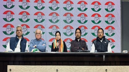 কংগ্রেসে যোগদান করলেন মৌসম৷ কংগ্রেসে যোগদান করলেন মৌসম৷