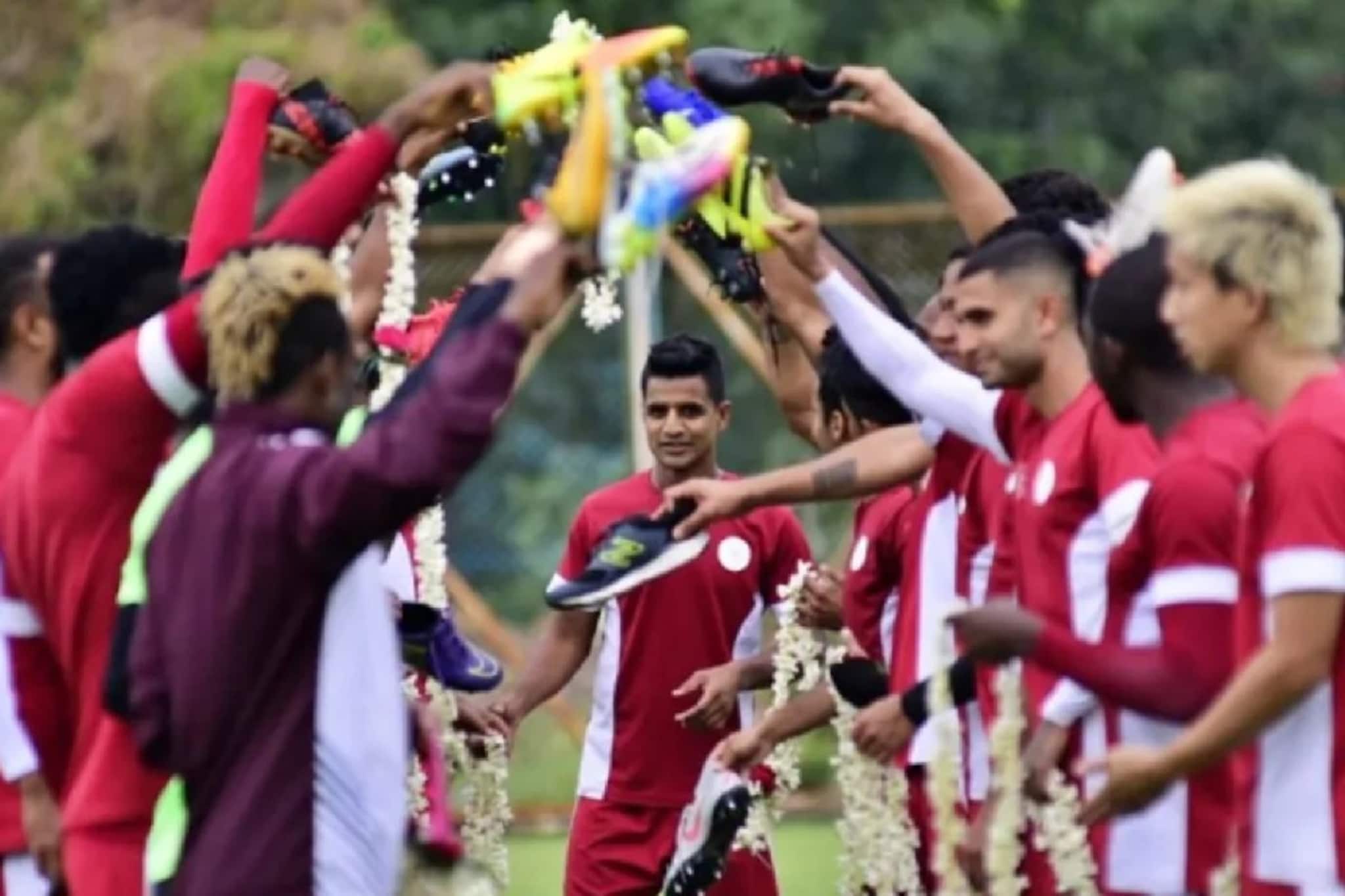 দেশের জার্সিতে ফুটবল খেলেও SIR নোটিস! বিশ্বাসই করতে পারছেন না বাংলার কিংবদন্তি ফুটবলার দেশের জার্সিতে ফুটবল খেলেও SIR নোটিস! বিশ্বাসই করতে পারছেন না বাংলার কিংবদন্তি ফুটবলার