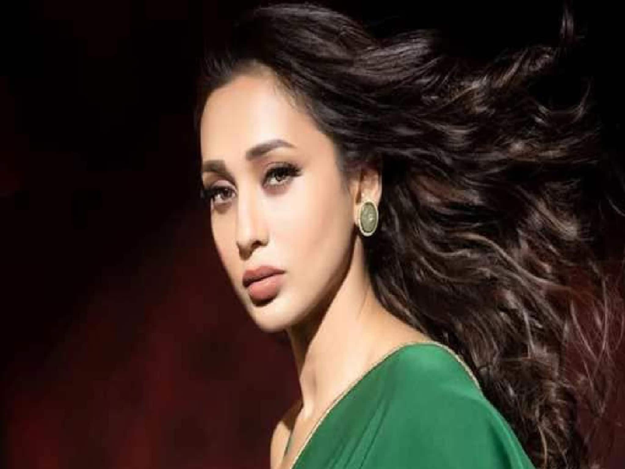 ঠাকুরদা-র সঙ্গে বয়সের গ্যাপ নিয়ে প্রশ্ন, বাবার নামে গরমিল, এসআইআর শুনানিতে মিমি, দেখুন