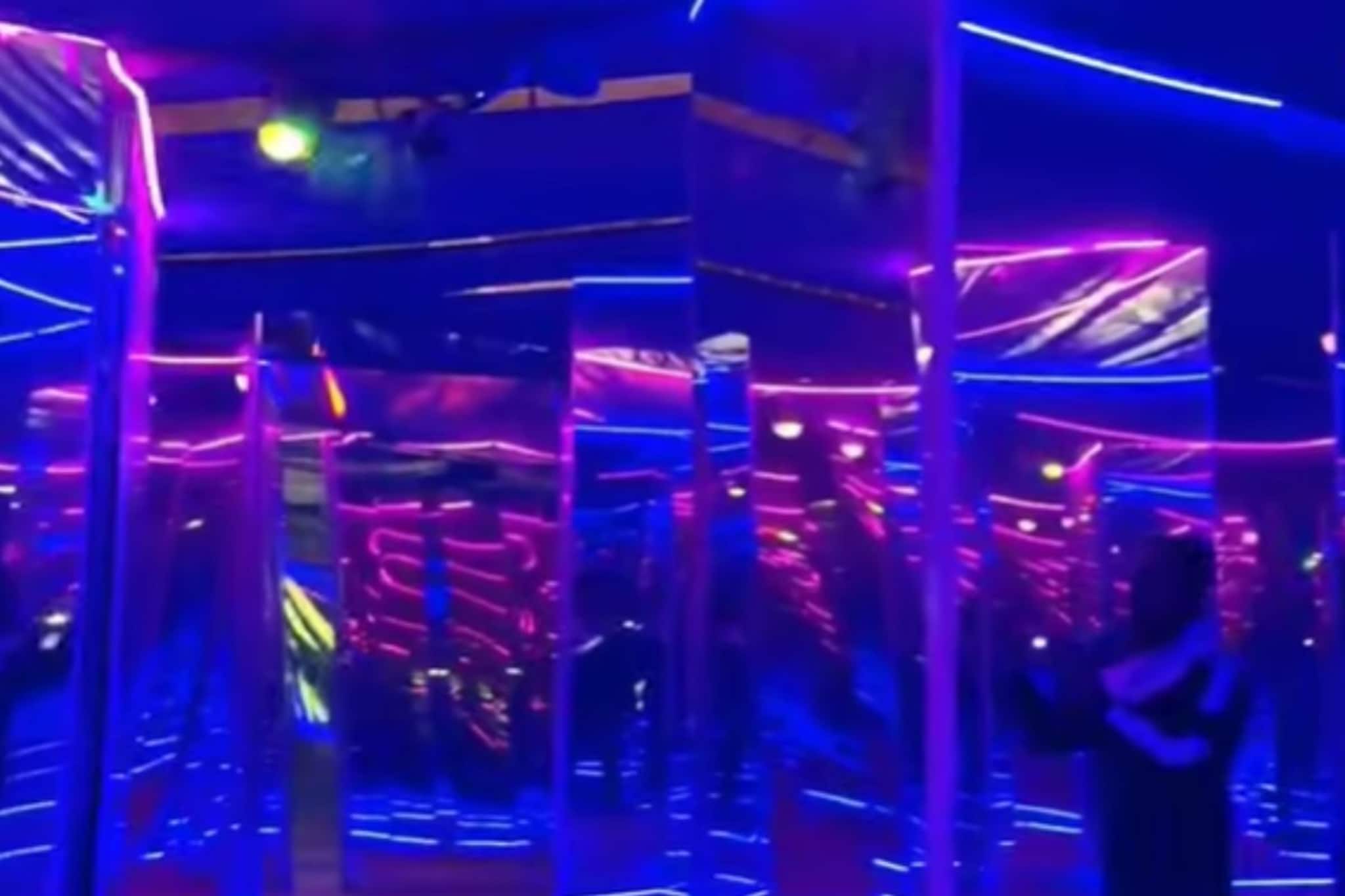 আয়নার জাদুতে হারিয়ে যাওয়ার আনন্দ, বসিরহাটে নতুন বিনোদনের ঠিকানা আয়নার জাদুতে হারিয়ে যাওয়ার আনন্দ, বসিরহাটে নতুন বিনোদনের ঠিকানা