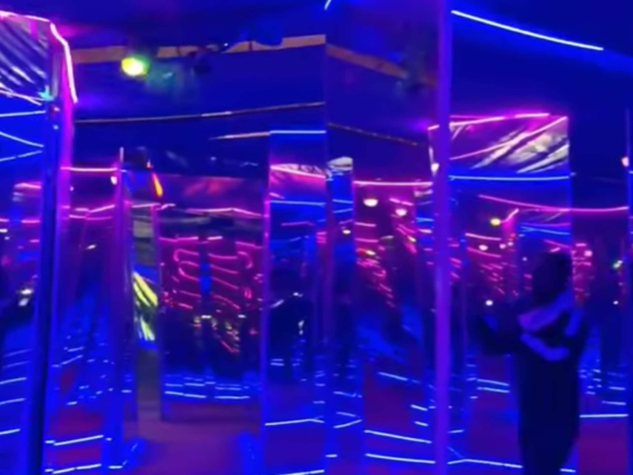 আয়নার জাদুতে হারিয়ে যাওয়ার আনন্দ, বসিরহাটে নতুন বিনোদনের ঠিকানা আয়নার জাদুতে হারিয়ে যাওয়ার আনন্দ, বসিরহাটে নতুন বিনোদনের ঠিকানা