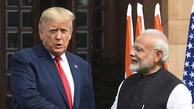 ভারত সতর্কতার সঙ্গে প্রতিক্রিয়া জানিয়েছে, কিছু মার্কিন কৃষি আমদানির উপর প্রতিশোধমূলক শুল্ক আরোপ করেছে। হোয়াইট হাউস ভারতকে তার কৃষি বাজার আরও খোলার জন্য চাপ দিচ্ছে, যা নয়াদিল্লির জন্য একটি সংবেদনশীল বিষয়, যারা কৃষি সুরক্ষাকে আলোচনার অযোগ্য বলে মনে করে। একই সঙ্গে ট্রাম্প শুল্ক ত্রাণকে ভারতের জ্বালানি নীতির সঙ্গে সংযুক্ত করে চলেছেন, সতর্ক করে দিয়েছেন যে রাশিয়ার তেল ক্রয় অব্যাহত থাকলে আরও জরিমানা প্রযোজ্য হতে পারে। (File Photo)