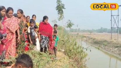 মৃত সদ্যজাত শিশুকে দেখতে ভিড় জমিয়েছেন গ্রামবাসী মৃত সদ্যজাত শিশুকে দেখতে ভিড় জমিয়েছেন গ্রামবাসী