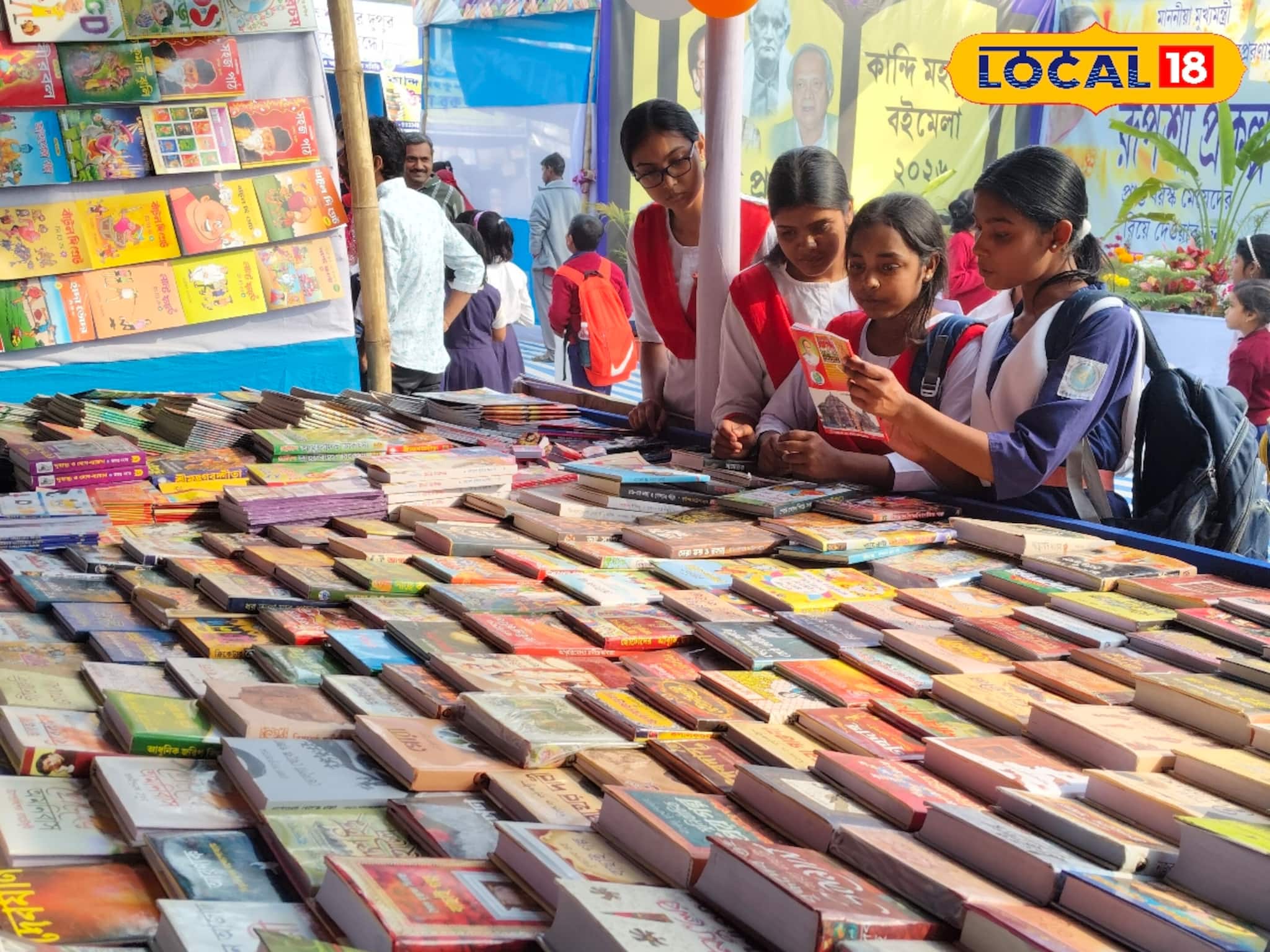 খুদে পাঠকদের ভিড়ে জমজমাট মুর্শিদাবাদ বইমেলা! পড়ুয়াদের মোবাইল আসক্তি তাড়াতে দারুণ প্রয়াস খুদে পাঠকদের ভিড়ে জমজমাট মুর্শিদাবাদ বইমেলা! পড়ুয়াদের মোবাইল আসক্তি তাড়াতে দারুণ প্রয়াস