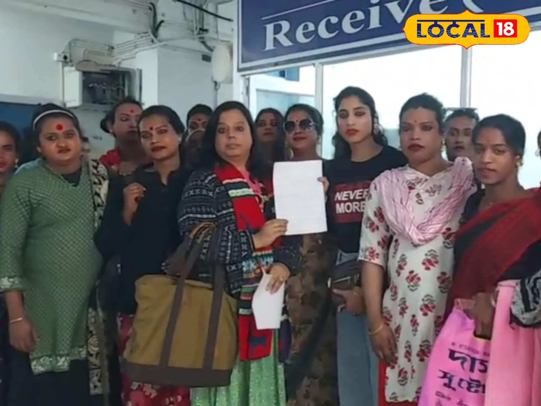 রূপান্তরকামী মহিলাদের সমস্যা সমাধানে উদ্যোগী জেলাশাসক! সমস্ত সরকারি পরিষেবার আশ্বাস রূপান্তরকামী মহিলাদের সমস্যা সমাধানে উদ্যোগী জেলাশাসক! সমস্ত সরকারি পরিষেবার আশ্বাস