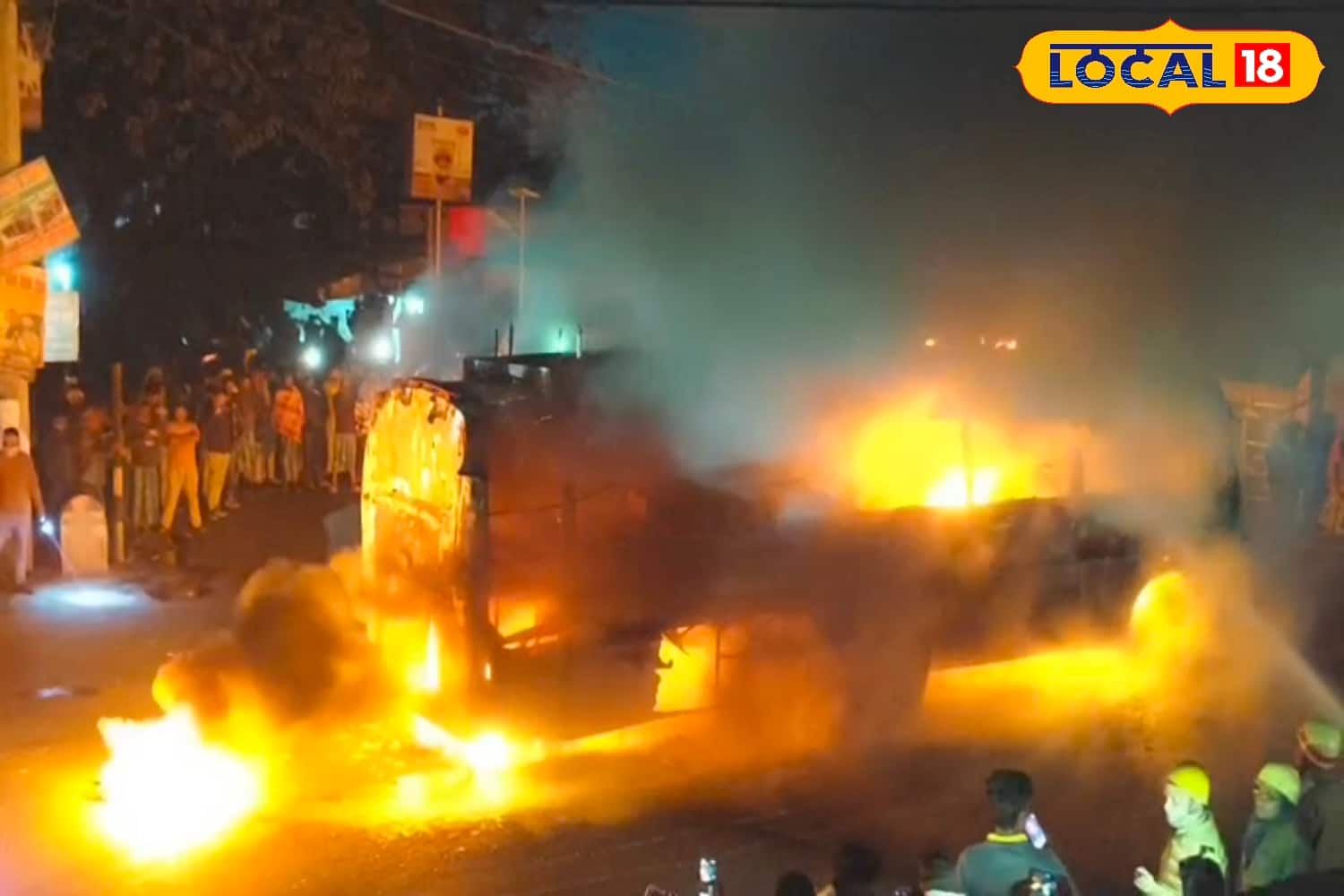 দাউদাউ করে জ্বলছে যাত্রীবাহী বাস