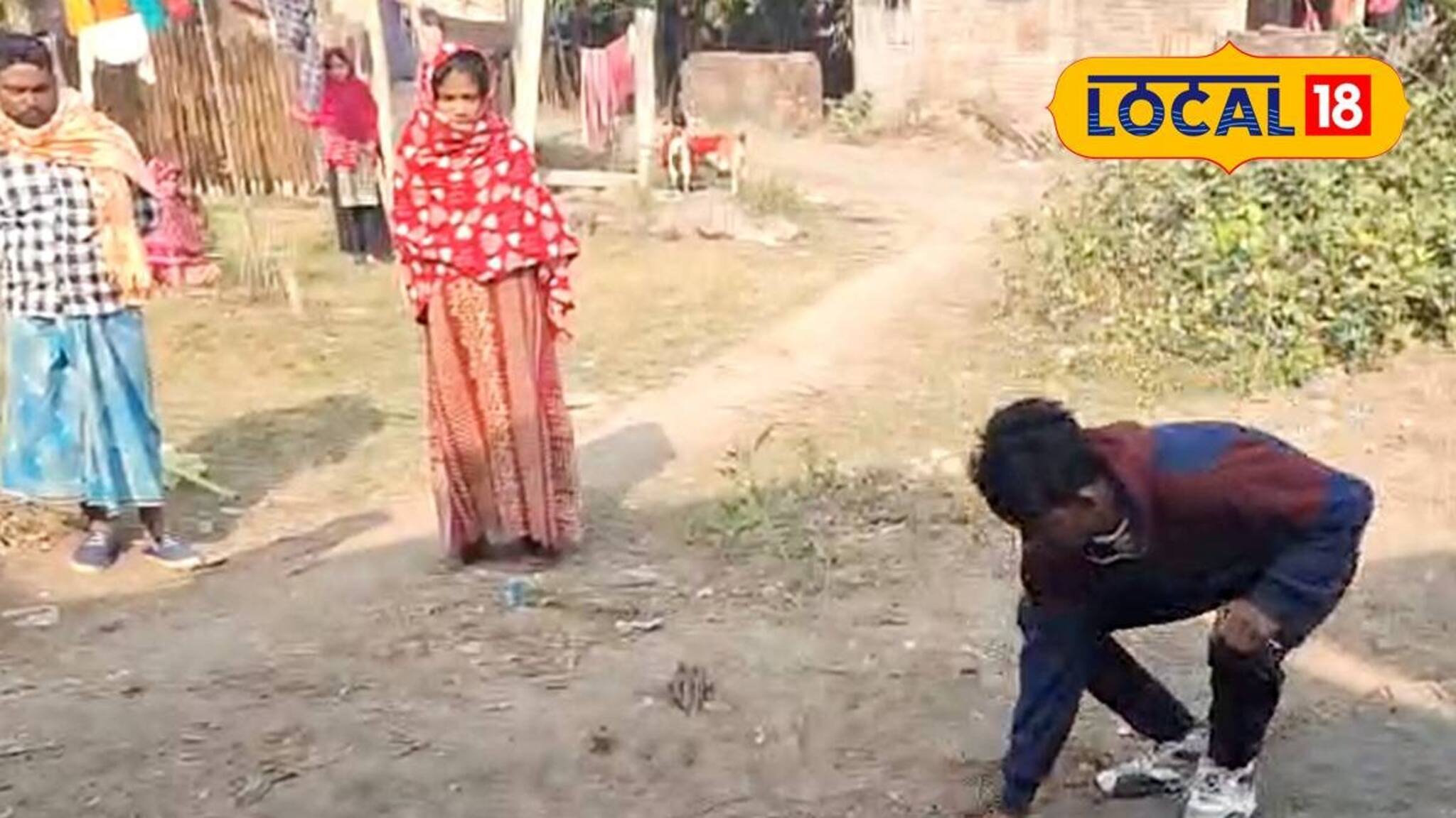 হাত দিলেই উঠে আসছে সিমেন্টের প্রলেপ! মুর্শিদাবাদে নতুন ঢালাই রাস্তা নিয়ে বিতর্ক