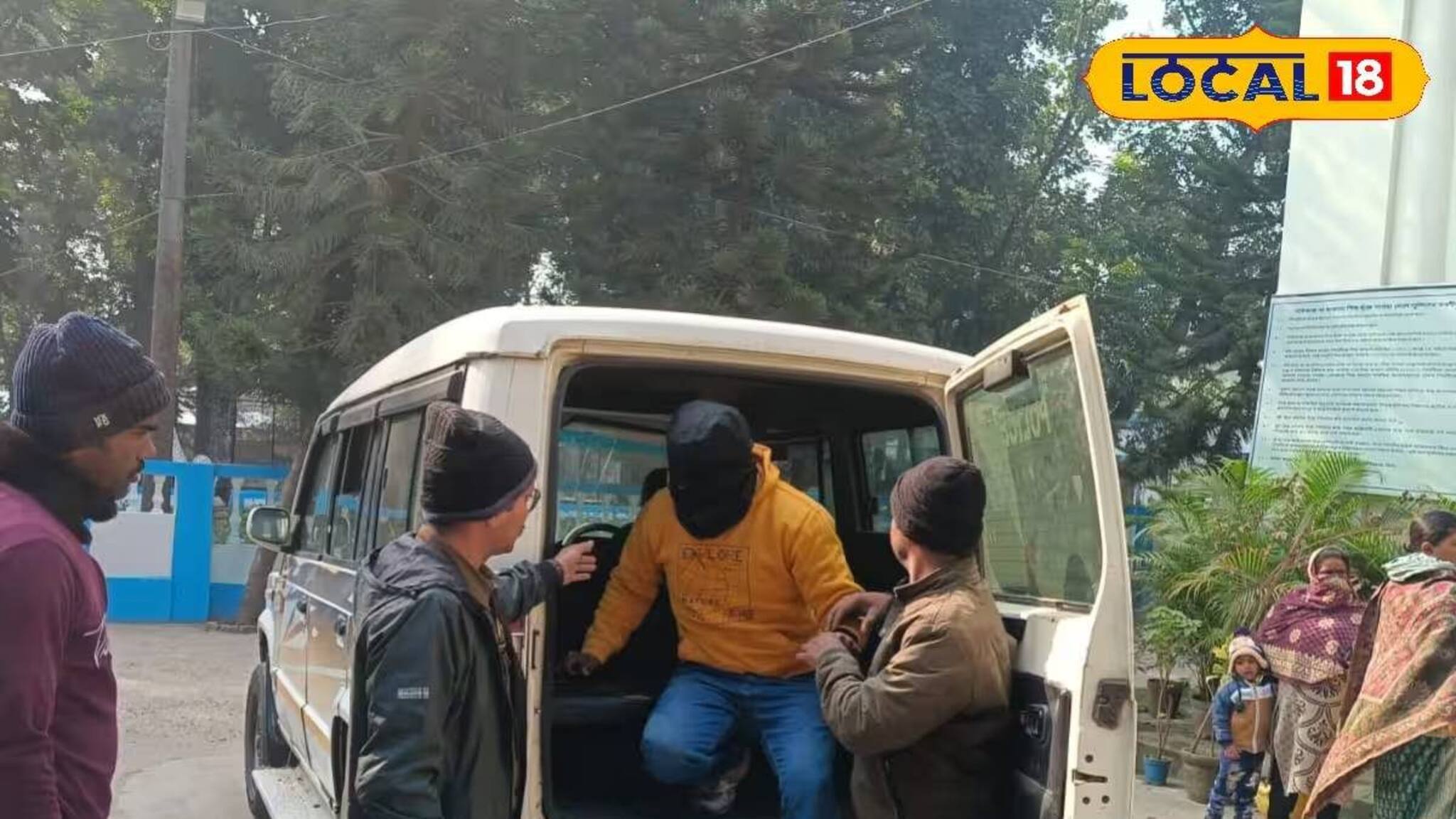 Murshidabad News: আগ্নেয়াস্ত্র পাচারের আগেই খেল খতম! দুঃসাহসিক অভিযানে হাতেনাতে অস্ত্র পাচারকারীকে ধরল পুলিশ, উদ্ধার পিস্তল-গুলি