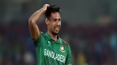 কলকাতা: বাংলাদেশের বর্তমান আভ্যন্তরীন পরিস্থিতির জেরে বিসিসিআইয়ের সিদ্ধান্ত- যার জেরে এক লহমায় মুস্তাফিজুর রহমানকে আইপিএল থেকে বাতিল করে দেওয়ার সিদ্ধান্ত নেয়৷ এরপর থেকেই  মুস্তাফিজুর রহমান বিতর্ক এখন তীব্রতর হচ্ছে। সম্প্রতি বিসিসিআই আইপিএল ফ্র্যাঞ্চাইজি কলকাতা নাইট রাইডার্স (কেকেআর) কে বাংলাদেশি ফাস্ট বোলার মুস্তাফিজুর রহমানকে ছেড়ে দেওয়ার নির্দেশ দিয়েছিল আর এই ঘটনার পর, বাংলাদেশ আইসিসির কাছে তাদের টি-টোয়েন্টি বিশ্বকাপ ২০২৬-এর ম্যাচগুলি ভারত থেকে সরিয়ে নেওয়ার জন্য অনুরোধ করেছিল।