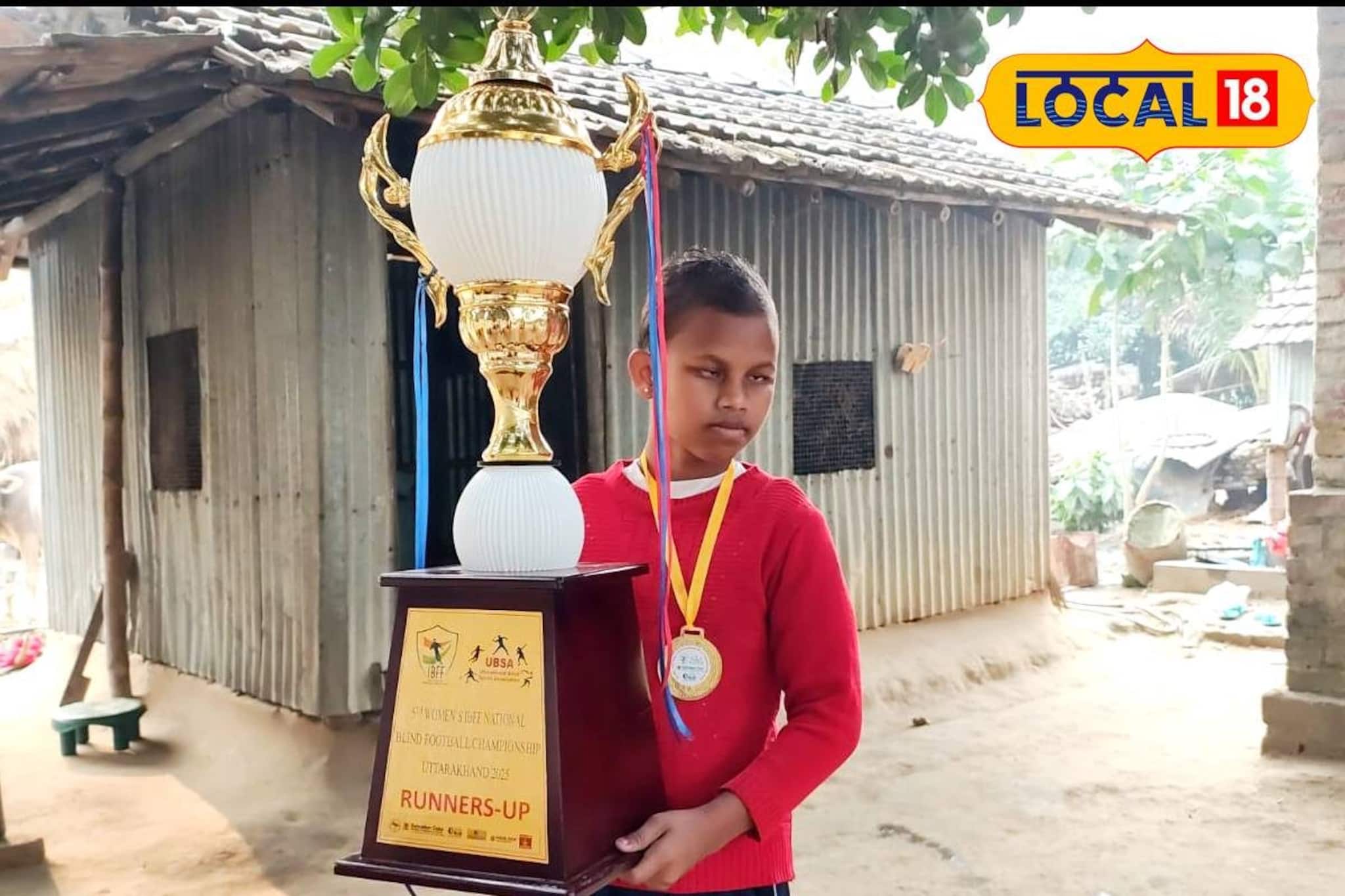 ৯০% দৃষ্টিহীন হলেও থামতে নারাজ! ফুটবলে জাতীয় মঞ্চে সাফল্য নবদ্বীপের মেয়ের