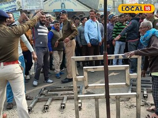 রেল পুলিশের সঙ্গে টোটো চালকদের বচসা