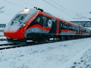 কাশ্মীরে তীব্র শৈত্যপ্রবাহের মধ্যে বন্দে ভারত কাশ্মীরে তীব্র শৈত্যপ্রবাহের মধ্যে বন্দে ভারত