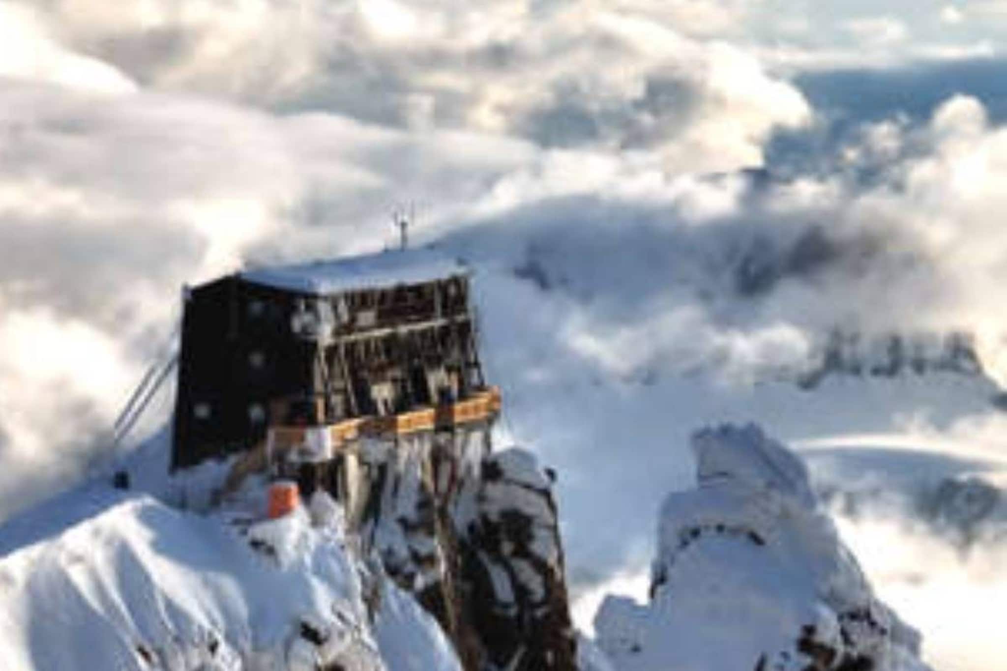 দুর্গমতম হোটেল! ১৫০০০ ফুট উপরে বরফঢাকা পাহাড়ে এই হোটেলে যেতে হয় ৫ ঘণ্টা ট্রেক করে!