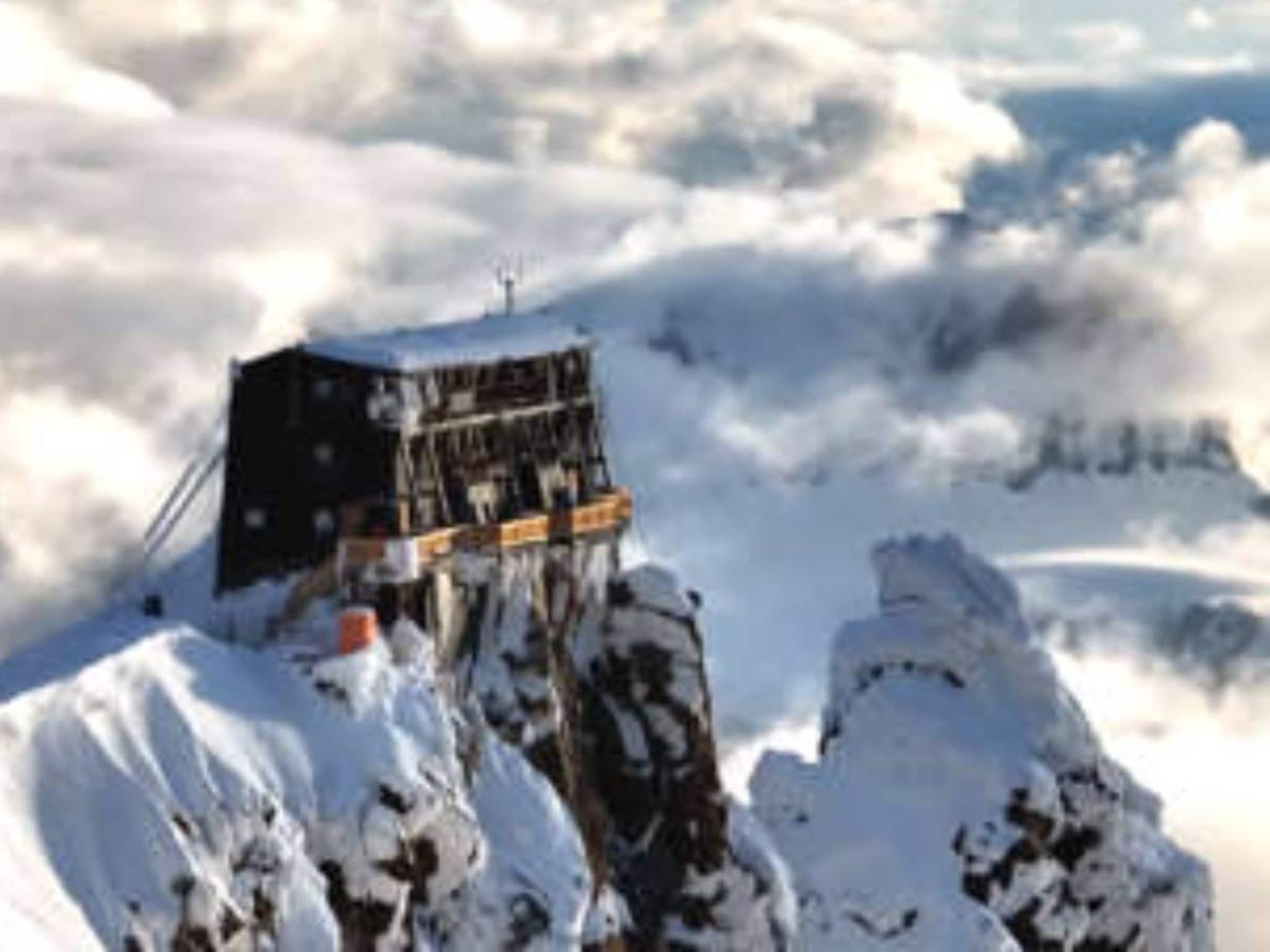 দুর্গমতম হোটেল! ১৫০০০ ফুট উপরে বরফঢাকা পাহাড়ে এই হোটেলে যেতে হয় ৫ ঘণ্টা ট্রেক করে! দুর্গমতম হোটেল! ১৫০০০ ফুট উপরে বরফঢাকা পাহাড়ে এই হোটেলে যেতে হয় ৫ ঘণ্টা ট্রেক করে!