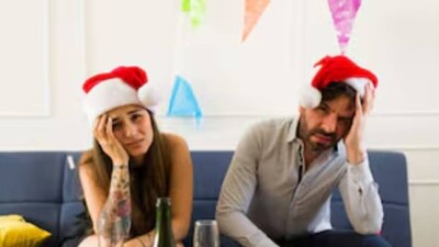 নববর্ষের পার্টি এবং বিবাহের অভ্যর্থনা থেকে শুরু করে উৎসব উদযাপন এবং সপ্তাহান্তে আড্ডা, মদ্যপান প্রায়ই সামাজিক জীবনে প্রবেশ করে। এবং এর সঙ্গে সঙ্গে পর দিন সকালে একটি পরিচিত দুর্দশা আসে, সেটা হল হ্যাংওভার। মাথাব্যথা, পেটে অস্বস্তি, মুখ শুষ্ক, মেজাজ খারাপ-পোশাকি হ্যাং ওভারের উপসর্গ অনেক৷ হ্যাংওভার হল আপনার শরীরের সংকেত যে অ্যালকোহল ক্ষতিগ্রস্থ করেছে আপনাকে। যদিও কোনও জাদুকরী ওষুধ তাৎক্ষণিকভাবে এটি দূর করতে পারে না, তবুও অস্বস্তি কমাতে এবং আপনার শরীরকে আরও সুচারুভাবে পুনরুদ্ধার করতে আপনি কিছু ব্যবহারিক পদক্ষেপ নিতে পারেন। বলছেন পুষ্টিবিদ লভনীত বাত্রা৷