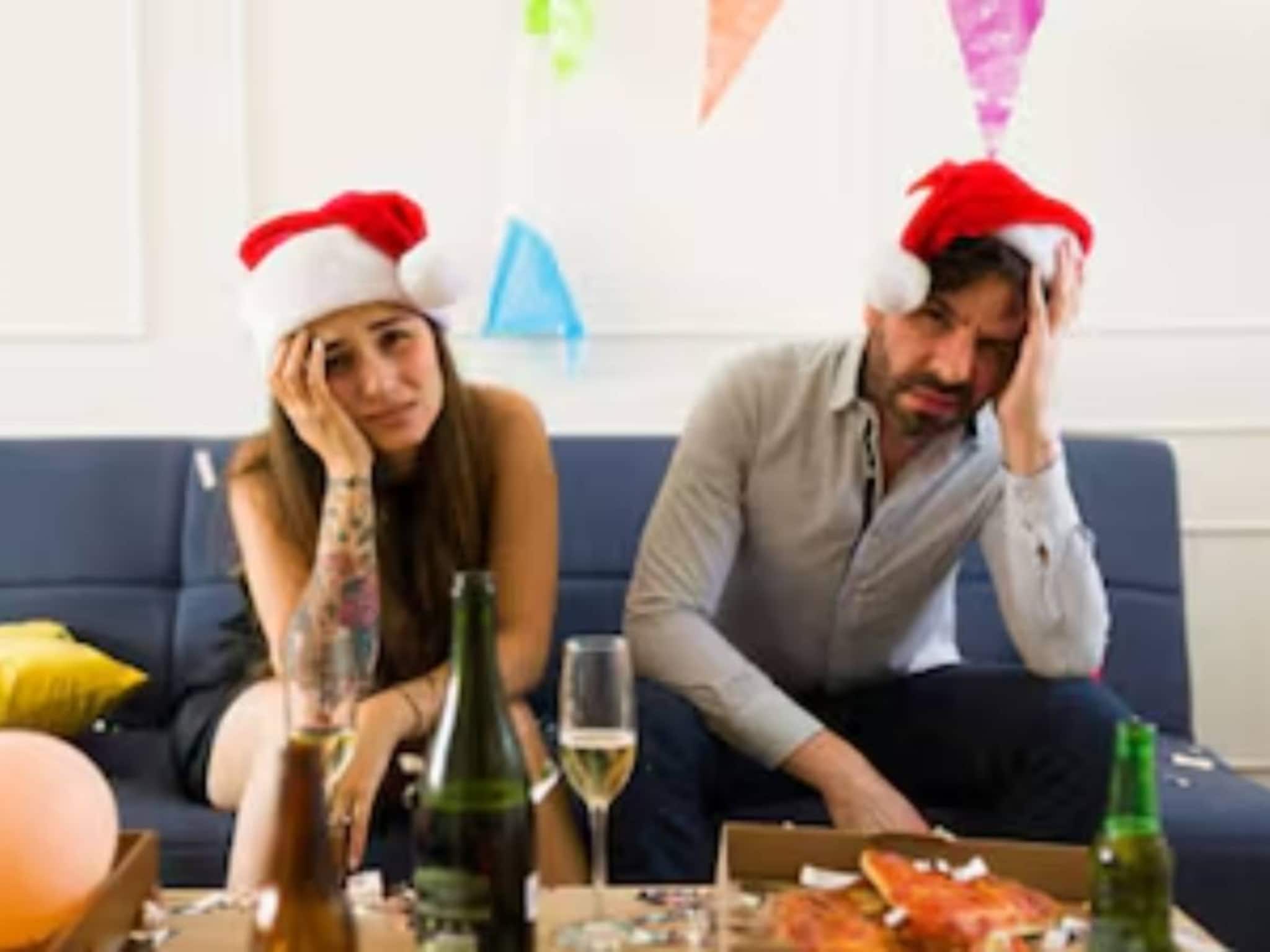 রাতভর পার্টি করে মাথা ঝিমঝিম? কাটছেই না নেশার ঘোর? জলের সঙ্গে ২ তরলেই কাটবে হ্যাংওভার!