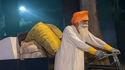 ৮৮ বছর বয়সি অবসরপ্রাপ্ত আইপিএস অফিসার ইন্দ্রজিৎ সিং সিধু ২০২৬ সালে পদ্মশ্রী অর্জন করে ভারতজুড়ে আলোড়ন তুলেছেন-চণ্ডীগড়ের রাস্তা পরিষ্কার করার নীরব, প্রতিদিনের কাজের জন্য। তাঁর গল্প নম্রতা, অধ্যবসায় এবং "উদ্দেশ্য অবসর নেয় না এবং পরিষেবা বৃদ্ধ হয় না" এই বিশ্বাসের একটি।