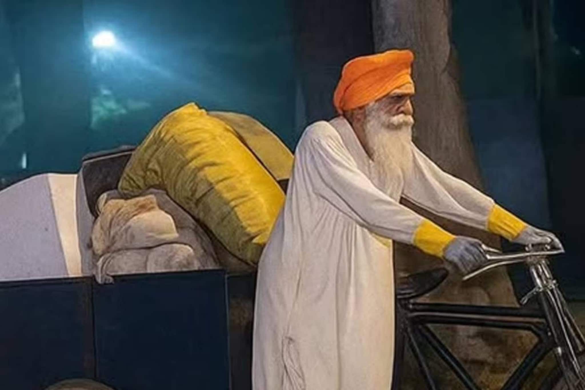 প্রাক্তন পুলিশকর্তা থেকে সাফাইকর্মী! রোজ কাকভোরে ময়লা সাফ! পদ্মশ্রীতে সম্মানিত বৃদ্ধ প্রাক্তন পুলিশকর্তা থেকে সাফাইকর্মী! রোজ কাকভোরে ময়লা সাফ! পদ্মশ্রীতে সম্মানিত বৃদ্ধ