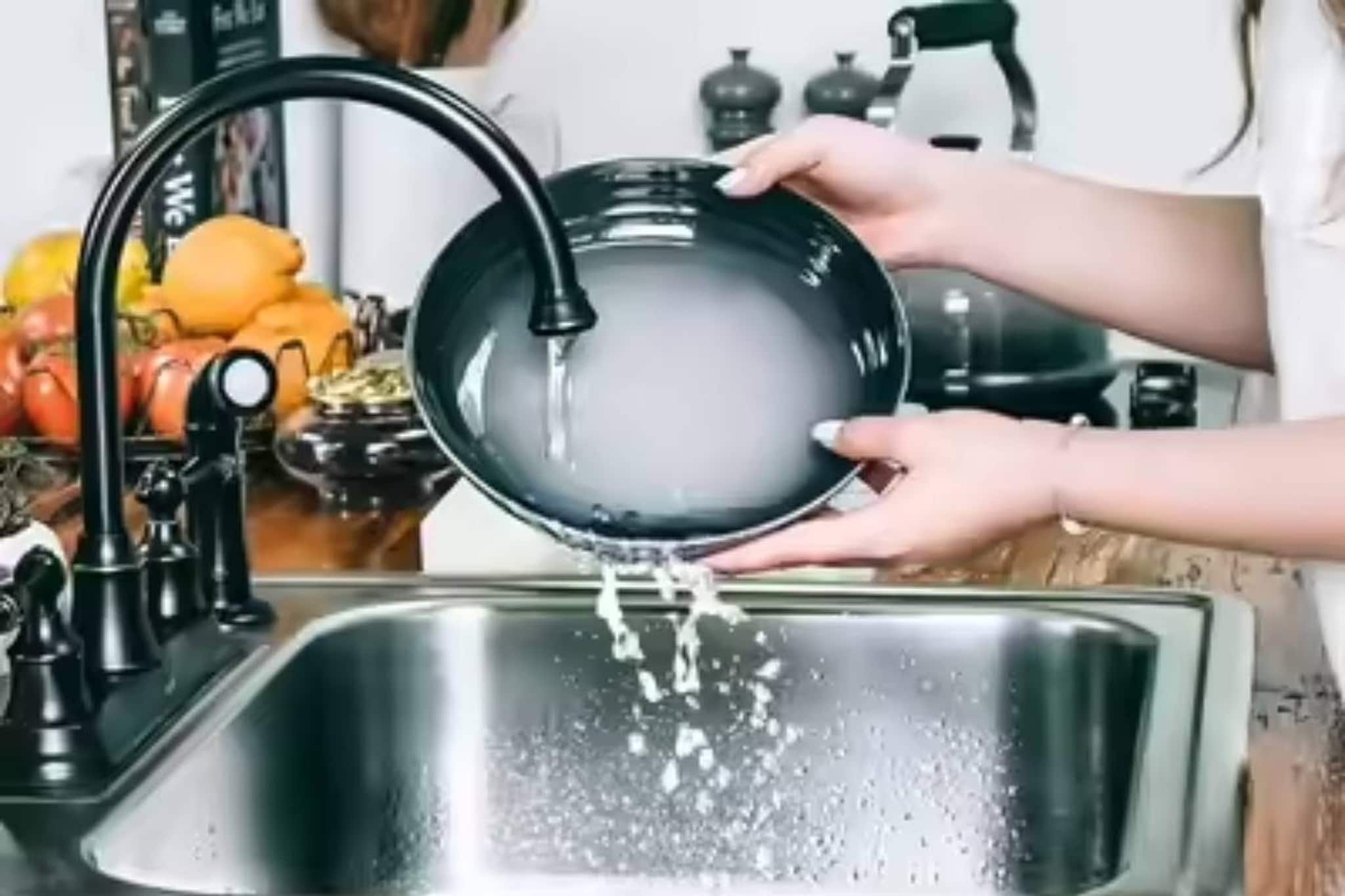 জাদু-টিপস! কনকনে শীতে ঠান্ডা জলে এ বার যত খুশি বাসন মাজুন...আর অসাড় হবে না আঙুল ও হাত