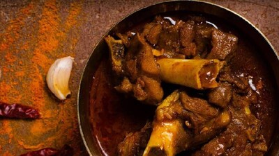 অতীতে বাঙালি হেঁশেলে মাংস মানেই ছিল পাঁঠা বা খাসির মাংস৷ কিন্তু এখন পাঁঠার মাংসের জায়গায় দাপট চিকেনের৷ কম দাম এবং পুষ্টিমূল্যের জন্য চিকেনের প্রচলন বেড়ে গিয়েছে অনেকটাই৷