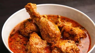 মুরগির মাংস আমাদের দৈনন্দিন খাদ্যতালিকায় একটি প্রিয় অংশ, কিন্তু আমরা এটি কীভাবে তৈরি করি তা অত্যন্ত গুরুত্বপূর্ণ। সামান্যতম অসাবধানতাও গুরুতর স্বাস্থ্য সমস্যার কারণ হতে পারে। কিছু সাধারণ ভুল, বিশেষ করে মুরগির মাংস তৈরির সময়, শরীরে ব্যাকটেরিয়া প্রবেশ করতে পারে এবং খাদ্যে বিষক্রিয়া, পেটে ব্যথা, বমি এবং ডায়রিয়ার মতো সমস্যা সৃষ্টি করতে পারে। তাই, মুরগি তৈরি এড়ানোর সঠিক উপায়গুলি জানা গুরুত্বপূর্ণ।