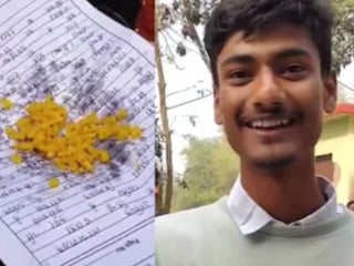 তার নিজের জমা দেওয়া নোটবুকের একটি ছেঁড়া পৃষ্ঠায় পরিবেশিত হয়েছিল তার নিজের জমা দেওয়া নোটবুকের একটি ছেঁড়া পৃষ্ঠায় পরিবেশিত হয়েছিল