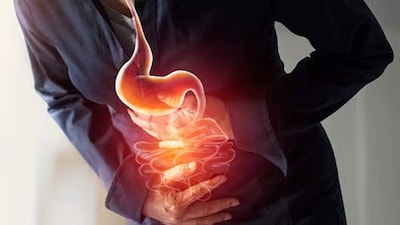 আয়ুর্বেদে, হিংকে পেটের জন্য একটি শক্তিশালী প্রতিকার হিসেবে বিবেচনা করা হয়। এটি গ্যাস, বদহজম এবং পেট ফাঁপা দূর করতে অত্যন্ত কার্যকর। হালকা গরম জলে এক চিমটি হিং মিশিয়ে পান করলে পেটের ফোলাভাব কমে। হিং অন্ত্রের পেশীগুলিকে শিথিল করে, হজমশক্তি উন্নত করে এবং ব্যথা থেকে দ্রুত মুক্তি দেয়। বলছেন আয়ুর্বেদিক বিশেষজ্ঞ দীক্ষা ভাভসর৷