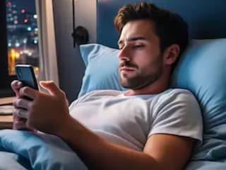 এই ডিভাইসগুলি থেকে নির্গত নীল আলো ঘুমের জন্য অপরিহার্য হরমোন মেলাটোনিনের নিঃসরণে বাধা দেয় এই ডিভাইসগুলি থেকে নির্গত নীল আলো ঘুমের জন্য অপরিহার্য হরমোন মেলাটোনিনের নিঃসরণে বাধা দেয়