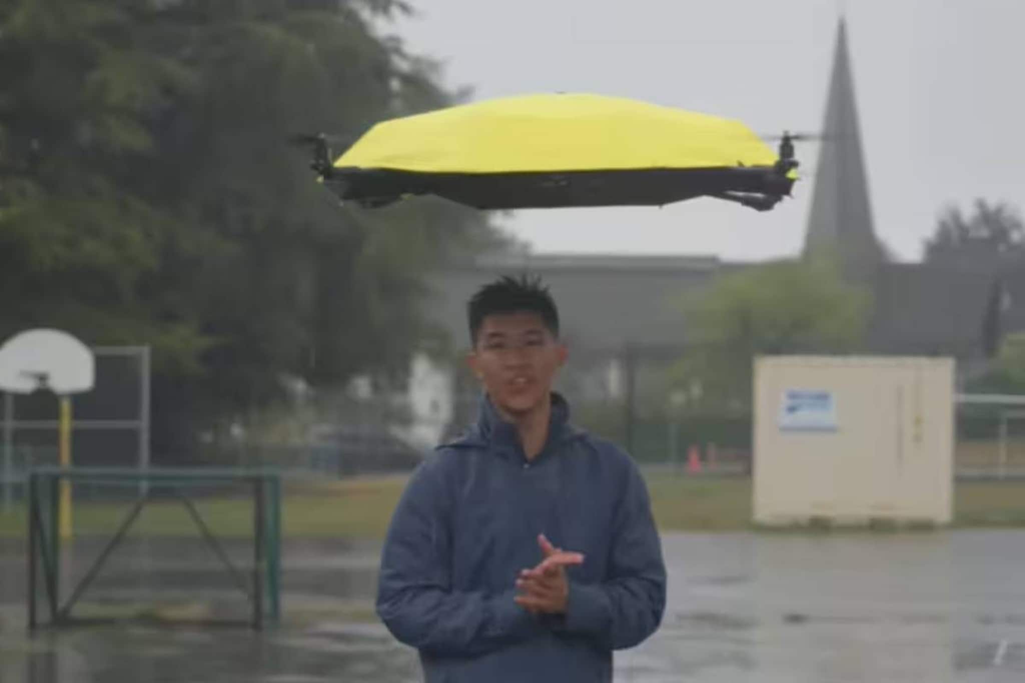 ধরতে হয় না হাতে! তাক লাগাচ্ছে বিজ্ঞানের বিস্ময়-উপহার গ্রীষ্ম-বর্ষার সেরা সঙ্গী উড়ন্ত ছাতা