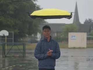 উড়ন্ত ছাতাটি ভাঁজ করা বাহু সহ একটি ড্রোন ফ্রেমের উপর তৈরি। উড়ন্ত ছাতাটি ভাঁজ করা বাহু সহ একটি ড্রোন ফ্রেমের উপর তৈরি।