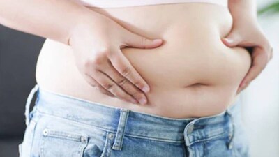 পেটের চর্বি কমানো একটি কঠিন কাজ হতে পারে, তবে অসম্ভব নয়৷ রোজকার চেনা খাবার নিয়ে কিছু টিপস মনে রেখে পালন করলেই গলবে ভুঁড়ি ও কোমরের চর্বি৷ বলছেন গ্যাস্ট্রোএন্টেরোলজিস্ট সৌরভ শেঠি৷ যাঁরা তলপেটের মেদ কমাতে চান, তাঁরা চেষ্টা করে দেখতে পারেন৷ খুব কঠিন নয়৷