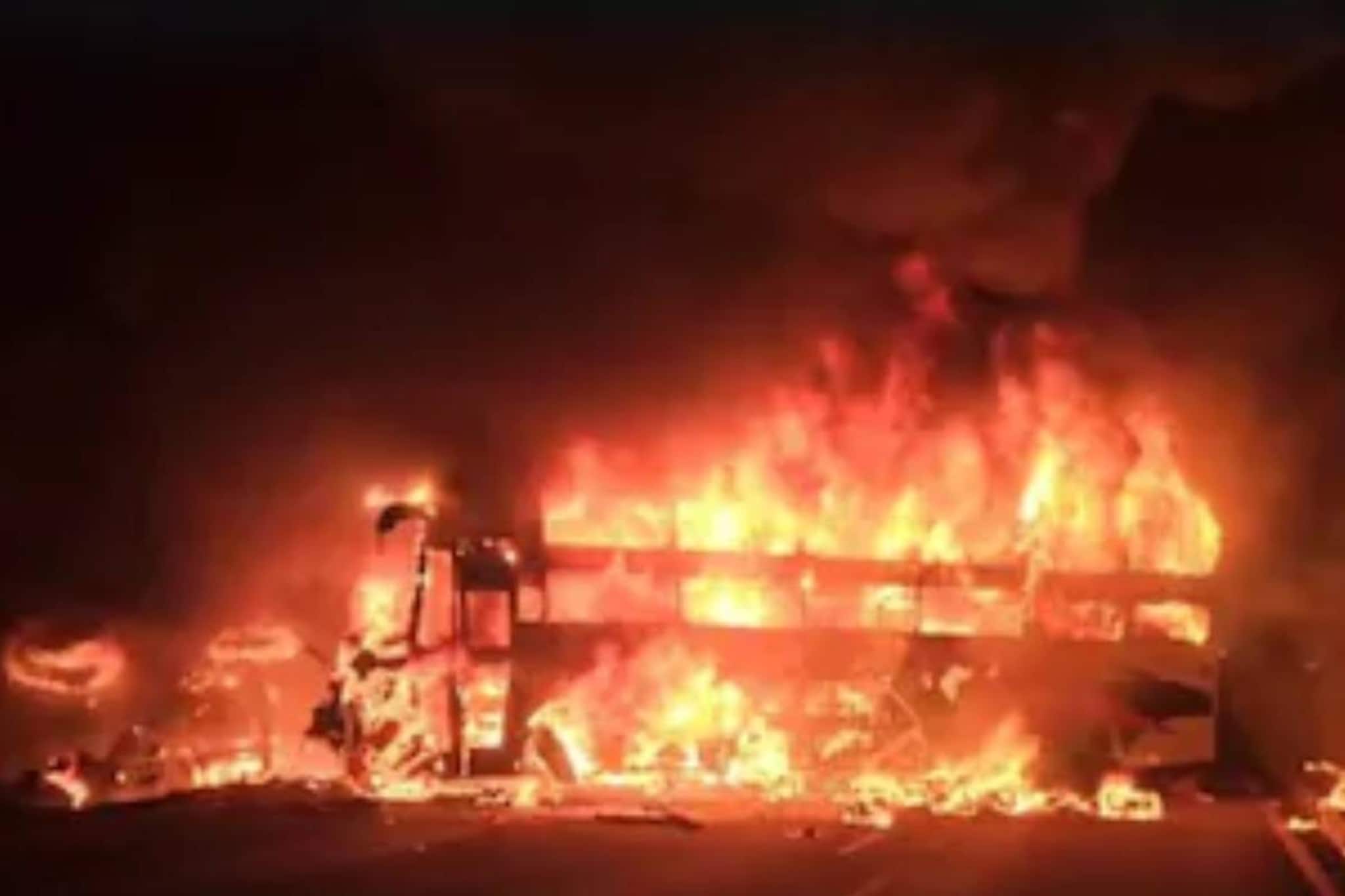 অন্ধ্রের হাইওয়েতে মুখোমুখি সংঘর্ষে ভস্মীভূত যাত্রিবাহী বাস ও পণ্যবোঝাই লরি! নিহত অন্তত ৩