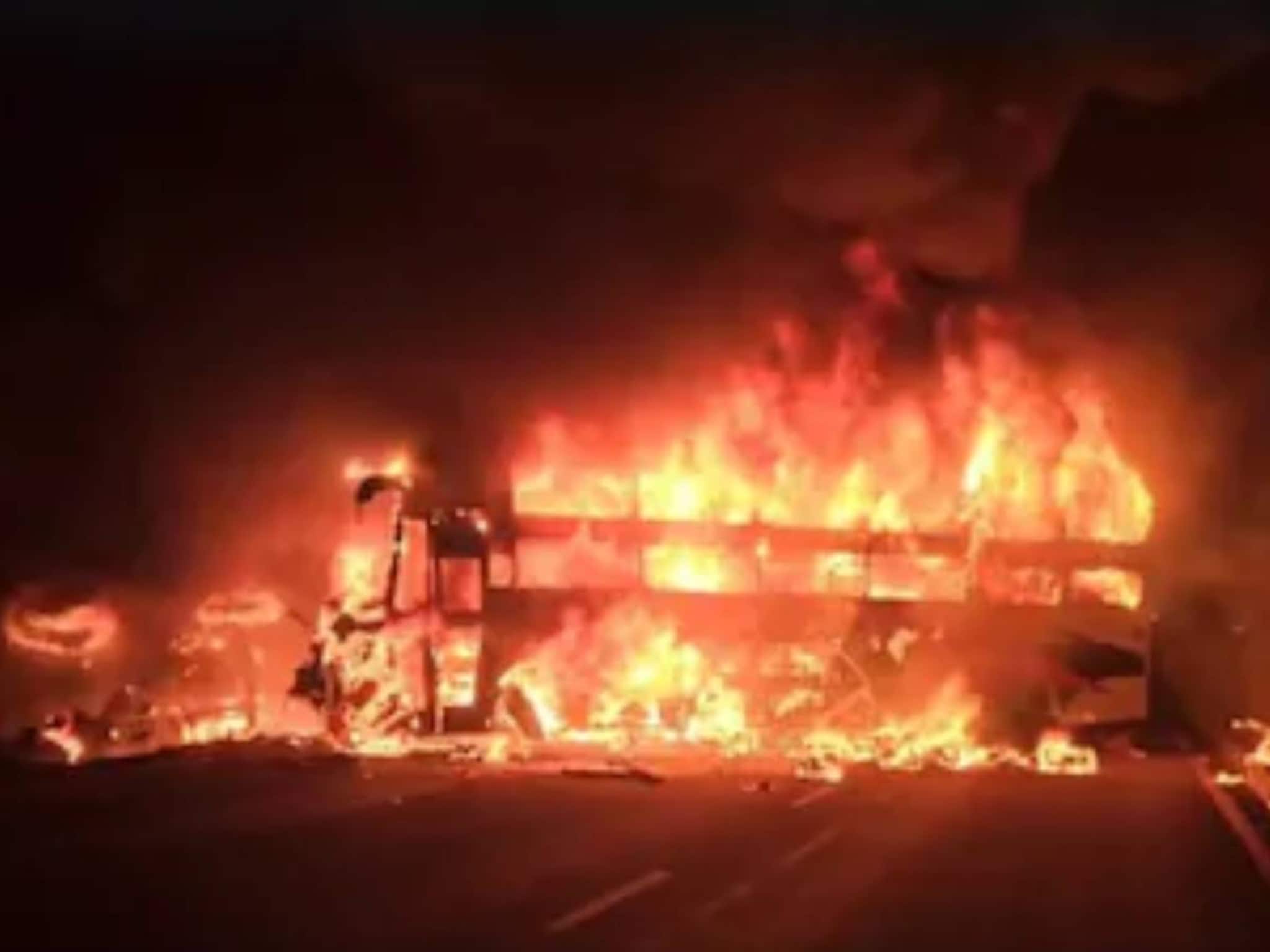 অন্ধ্রের হাইওয়েতে মুখোমুখি সংঘর্ষে ভস্মীভূত যাত্রিবাহী বাস ও পণ্যবোঝাই লরি! নিহত অন্তত ৩