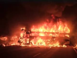 বাসটি অন্ধ্রপ্রদেশের নেল্লোর থেকে তেলঙ্গনার হায়দরাবাদ যাচ্ছিল বাসটি অন্ধ্রপ্রদেশের নেল্লোর থেকে তেলঙ্গনার হায়দরাবাদ যাচ্ছিল