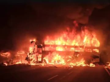 বাসটি অন্ধ্রপ্রদেশের নেল্লোর থেকে তেলঙ্গনার হায়দরাবাদ যাচ্ছিল বাসটি অন্ধ্রপ্রদেশের নেল্লোর থেকে তেলঙ্গনার হায়দরাবাদ যাচ্ছিল