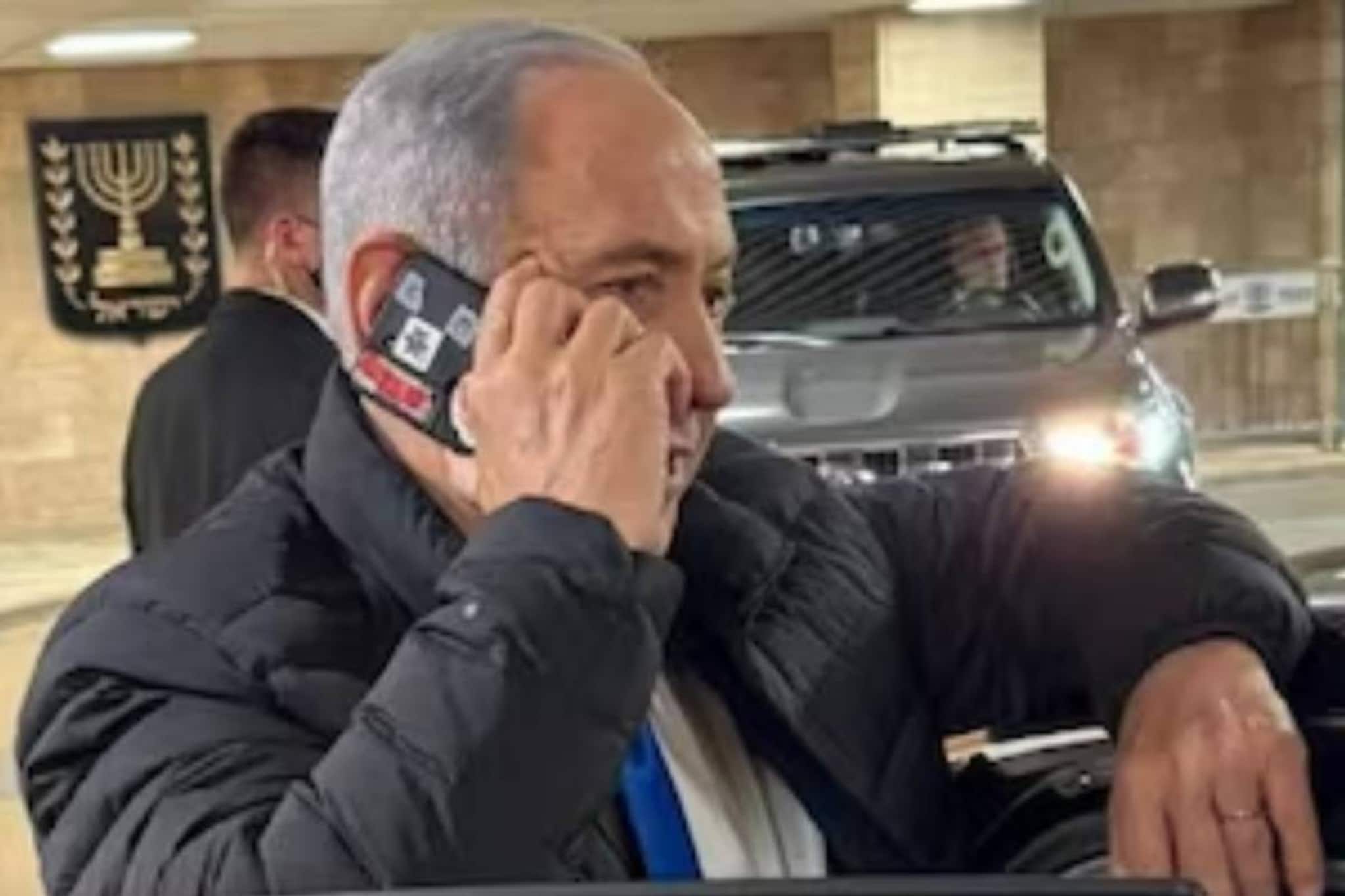 নিরাপত্তার বজ্র আঁটুনি? ঝড়ের বেগে ভাইরাল স্মার্টফোন কানে বেঞ্জামিন নেতানিয়াহুর ছবি নিরাপত্তার বজ্র আঁটুনি? ঝড়ের বেগে ভাইরাল স্মার্টফোন কানে বেঞ্জামিন নেতানিয়াহুর ছবি