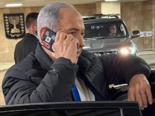 ইজরায়েলের প্রধানমন্ত্রী বেঞ্জামিন নেতানিয়াহুর স্মার্টফোনে কথা বলার একটি ছবি এখন নেটদুনিয়ার মনোযোগ আকর্ষণ করেছে ইজরায়েলের প্রধানমন্ত্রী বেঞ্জামিন নেতানিয়াহুর স্মার্টফোনে কথা বলার একটি ছবি এখন নেটদুনিয়ার মনোযোগ আকর্ষণ করেছে