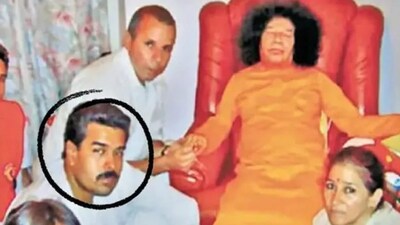 নিকোলাস মাদুরো নামটি এখন ঘন ঘন উঠে আসছে খবরের সইরোনামে। তাঁকে বর্ণনা করা যায় অনেক ভাবেই, কারও কাছে তিনি ভেনেজুয়েলার রাষ্ট্রপতি, আবার কারও কাছে তিনি ভেনেজুয়েলার স্বৈরাচারী শাসক। আবার অনেকে তাঁকে চেনেন সত্য সাই বাবার একজন অনুরাগী হিসেবে। শনিবার, ৩ জানুয়ারি, ২০২৬ তারিখ ভোরে কারাকাসে তাঁর কম্পাউন্ড থেকে মার্কিন বাহিনি তাঁকে গ্রেফতার করার পর পরই সবার মনোযোগ মাদুরোর ব্যক্তিগত জীবনের দিকে চলে গিয়েছে। উঠে এসেছে এক বিস্ময়কর তথ্য- প্রাক্তন বাস ড্রাইভার থেকে রাজনীতিবিদ হয়ে ওঠা এই বিখ্যাত শাসক ভারতীয় ধর্মগুরুর শিক্ষার প্রবল অনুসারী ছিলেন। সত্য সাই বাবা এবং ভারতের সঙ্গে মাদুরোর সম্পর্ক ঠিক কেমন ছিল, ভেনেজুয়েলাতেই বা সত্য সাইয়ের প্রভাব কীভাবে বিস্তৃত হয়েছিল, জেনে নেওয়া যাক এক এক করে।