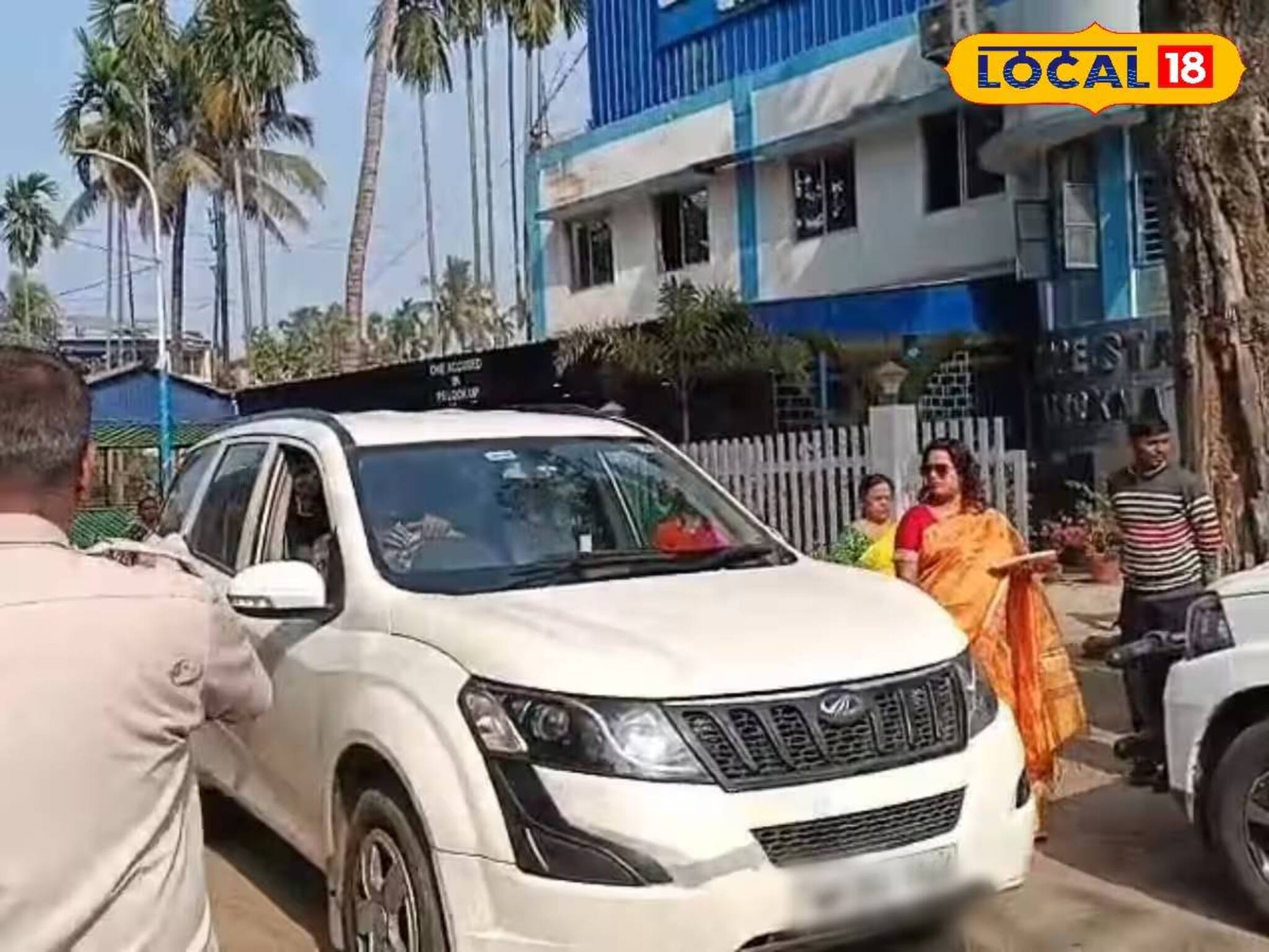 'হিরো' হওয়ার নেশায় মারাত্মক কাণ্ড! নীল বাতির কনভয়-বাউন্সার নিয়ে স্কুলে হাজির নাবালক 'হিরো' হওয়ার নেশায় মারাত্মক কাণ্ড! নীল বাতির কনভয়-বাউন্সার নিয়ে স্কুলে হাজির নাবালক