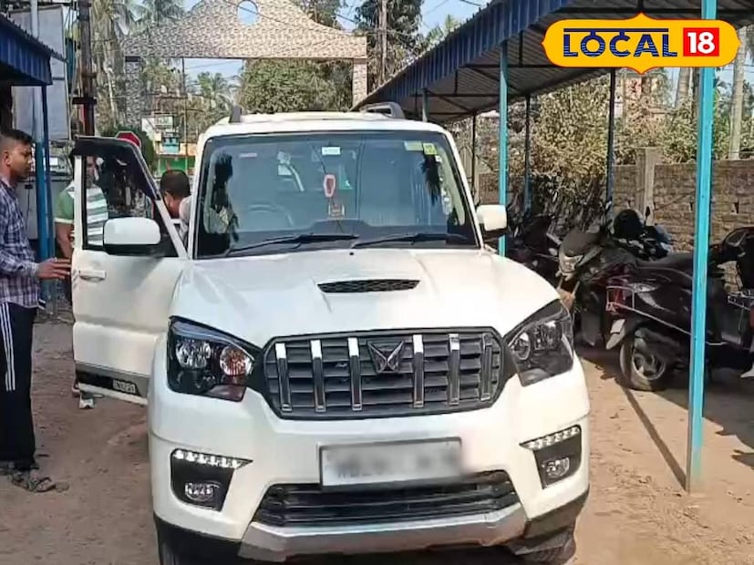 একাধিক নীল বাতি লাগানো এসইউভি গাড়ির কনভয়, গাড়ির দরজা খুলতেই একে একে নেমে আসলেন কুড়ি জন কালো পোশাকধারী নিরাপত্তারক্ষী। স্কুলে তখন চলছে সরস্বতী পুজোর অনুষ্ঠান। (ছবি ও তথ্যঃ রুদ্র নারায়ণ রায়) একাধিক নীল বাতি লাগানো এসইউভি গাড়ির কনভয়, গাড়ির দরজা খুলতেই একে একে নেমে আসলেন কুড়ি জন কালো পোশাকধারী নিরাপত্তারক্ষী। স্কুলে তখন চলছে সরস্বতী পুজোর অনুষ্ঠান। (ছবি ও তথ্যঃ রুদ্র নারায়ণ রায়)