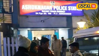 অশোকনগর থানার বাইরে দাঁড়িয়ে শববাহী গাড়ি