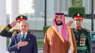 পাকিস্তান এখন গভীরতর অর্থনৈতিক সঙ্কটে ডুবে, দেশের ঋণ পরিশোধের ক্ষমতা হ্রাস পাচ্ছে। এ হেন পরিস্থিতিতে দেশটি তার ক্রমবর্ধমান বৈদেশিক ঋণের কিছু অংশ পরিশোধের জন্য একটি অভিনব উপায় বের করেছে। তা হল যুদ্ধবিমান সরবরাহ! রয়টার্সের এক প্রতিবেদন বলছে যে, পাকিস্তান সৌদি আরবের সঙ্গে প্রায় ২ বিলিয়ন ডলারের ঋণ পরিশোধে ব্যর্থ, টাকা মেটানোর জন্য চিনের সঙ্গে যৌথভাবে তৈরি জেএফ-১৭ থান্ডার যুদ্ধবিমান সরবরাহ করতে চাইছে, বিষয়টা সামরিক চুক্তিতে রূপান্তরিত করার জন্য আলোচনা করছে। নগদ পরিশোধ থেকে প্রতিরক্ষা-ভিত্তিক ঋণ নিষ্পত্তি যদিও শেষ পর্যন্ত পাকিস্তানের আর্থিক চাপকেই বিশ্বদরবারে তুলে ধরবে। (File Photo/Reuters)