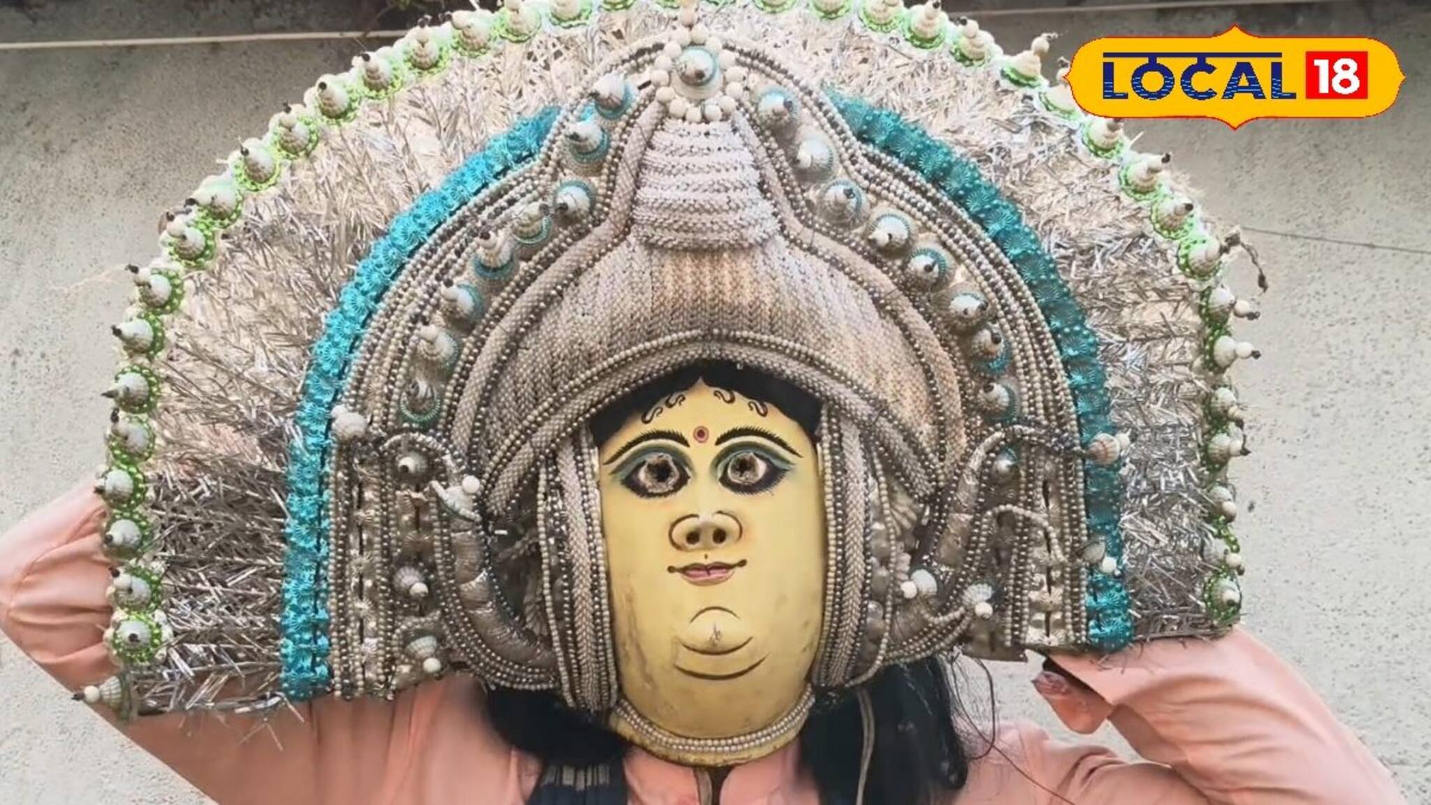 পুরুলিয়ার প্রখ্যাত ছৌ শিল্পী আজ অর্থ সঙ্কটে ধুঁকছেন! সরকারের কাছে সাহায্যের আবেদন